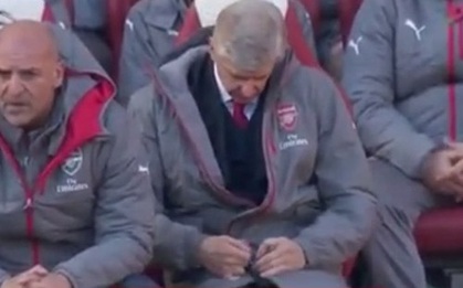Kéo khóa áo... thành công, HLV Wenger khiến cư dân mạng phát sốt