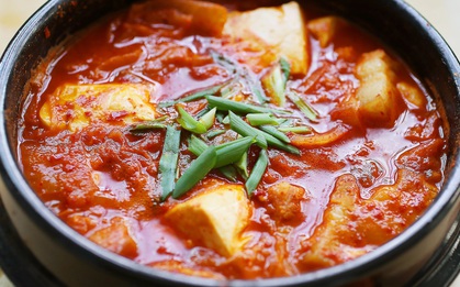 Có lẽ bạn không biết người Hàn Quốc đã làm thế này để canh kim chi dậy vị hơn