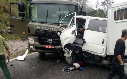 Xe chở phạm nhân đấu đầu xe chở xăng dầu, 5 chiến sĩ công an bị thương, 1 người tử vong