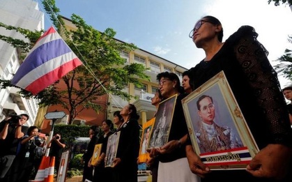 Sáng đầu tiên không có Vua Bhumibol, người dân Thái Lan chết lặng trong niềm đau và nước mắt