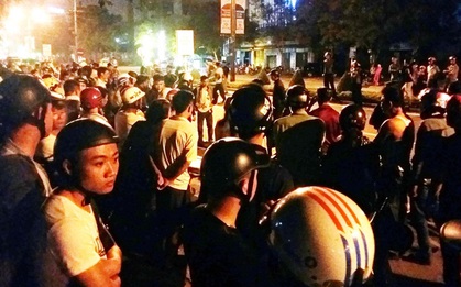 Người thân gào khóc bên thi thể nam thanh niên tử vong sau tai nạn trong đêm