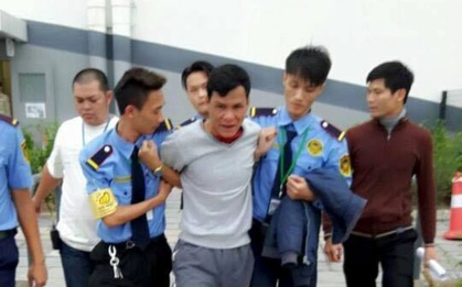 Hà Nội: Bắt quả tang tên trộm móc túi xách khách hàng ở TTTM Aeon Mall