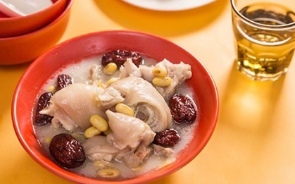 Tự cắn tay chảy máu vì nằm mơ được ăn chân giò