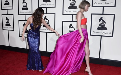 Từ bức ảnh chỉnh váy: Con gái luôn cần một người bạn thân như Selena Gomez!