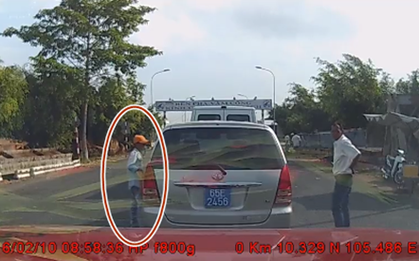 Clip: Dàn cảnh bán hàng rong trộm 10 triệu đồng trắng trợn ngay bến phà Vàm Cống