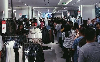 Dân Sài Gòn đang mất 3 tiếng đồng hồ xếp hàng mua đồ sale 50% tại Zara Việt Nam