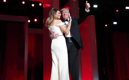 Vợ chồng Tổng thống Donald Trump tình tứ trong dạ tiệc khiêu vũ mừng lễ nhậm chức