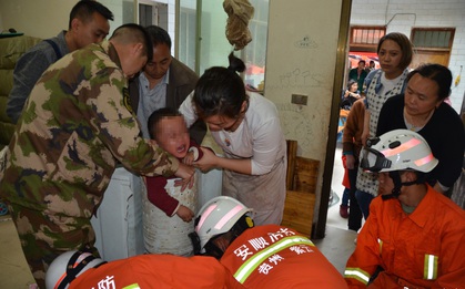 Trung Quốc: Mải chơi đùa, bé trai 3 tuổi bị kẹt cứng trong máy giặt