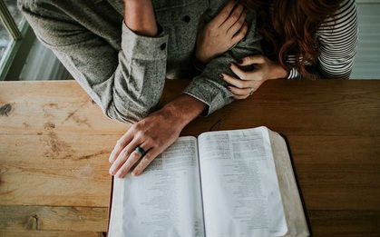 Giữa mưa nắng cuộc đời, đừng để em phải một mình