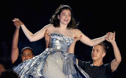 Cũng là cảm cúm trước giờ G nhưng Lorde không hủy show và vẫn diễn hết mình