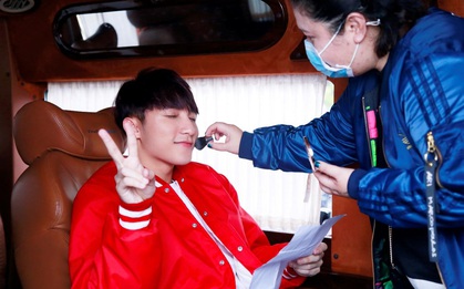 Theo chân “sếp” Tùng đến hậu trường shooting quảng cáo