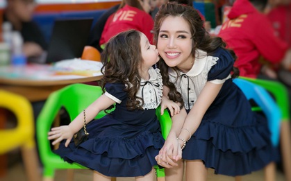 Bạn sẽ không nhận ra một Elly Trần đằm thắm đến thế bên 2 "cục cưng" của mình đâu