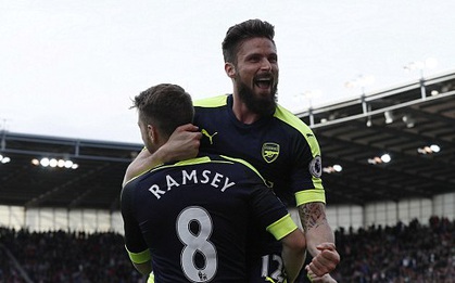 Arsenal đại thắng, phả hơi nóng vào gáy Liverpool