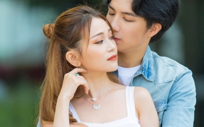 Sỹ Thanh và bạn trai tung bộ ảnh “tình như cái bình”, gia nhập hội "cuồng" trang sức trái cây