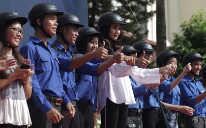 Náo nhiệt ngày hội "Đồng hành cùng tân sinh viên tự tin đội mũ đạt chuẩn"