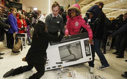 Chuyện kinh dị ngày Black Friday: Giẫm đạp nhau tới chết, "bà già đại chiến" hay lột vỏ tôm hùm giấu vào quần lót