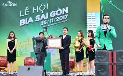 Người dân Hà thành háo hức hòa mình trong không khí lễ hội dịp cuối tuần