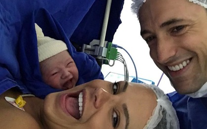 Mẹ chụp ảnh selfie ngay sau ca sinh mổ, nhiều người không nhịn được cười khi nhìn thấy cả gia đình