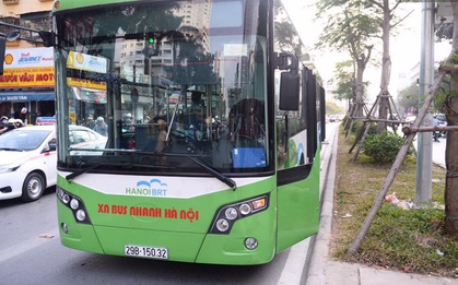 Buýt nhanh BRT lỗi kỹ thuật nằm giữa làn ưu tiên trên đường Láng Hạ