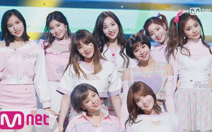 TWICE hạ BTS, ôm chiếc cúp đầu tiên với "Knock Knock" đúng kỷ niệm 500 ngày