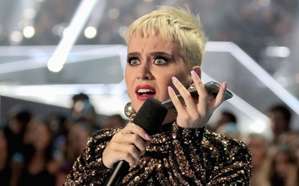 Bạn có để ý Katy Perry đã tranh thủ "nói xéo" Taylor Swift khi đang dẫn VMAs