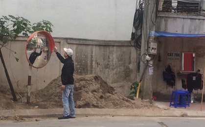 Ông chú cắt tóc dễ thương: Những lúc không có khách lại cầm bình xịt ra lau gương cầu lồi trên đường