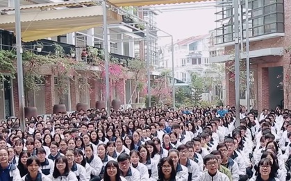 HS Lương Thế Vinh (Hà Nội) đồng thanh bài ca của trường tặng thầy Văn Như Cương, mong thầy chóng khoẻ