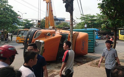 Nhân chứng vụ container đè bẹp ô tô 7 chỗ: "Xe con dừng lại rồi bất ngờ rẽ sang luôn khiến container không kịp xử lý"