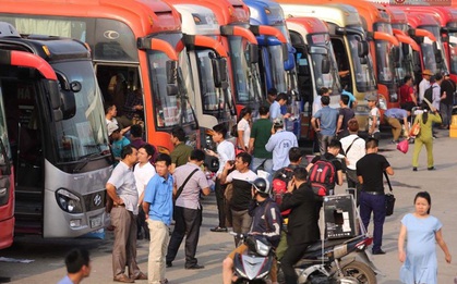 Chùm ảnh: Người dân Hà Nội - Sài Gòn lỉnh kỉnh đồ đạc về quê nghỉ lễ 30/4-1/5