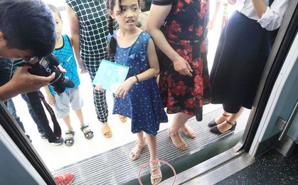 Hà Nội: Khe hở lọt cả chiếc giày người lớn ở ga mẫu La Khê khiến nhiều người lo ngại