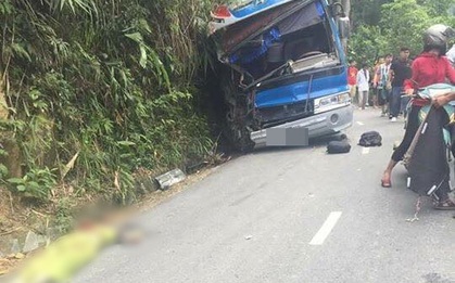 Xe ô tô chở học sinh lớp 11 lao vào vách núi ở đèo Tam Đảo, 1 người tử vong