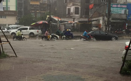 Sáng nay Hà Nội mưa to kèm sấm chớp kinh hoàng, ai mà dám ra đường!