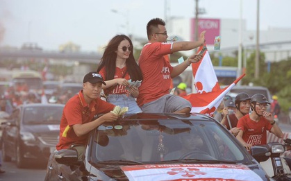 CĐV Hải Phòng rải tiền âm phủ, thắp pháo sáng giữa đường phố Hà Nội