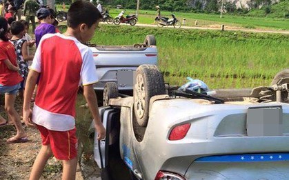 Vợ gọi nhóm côn đồ đến hành hung chồng cũ, dân làng bức xúc vây bắt rồi lật úp cả 2 xe ô tô