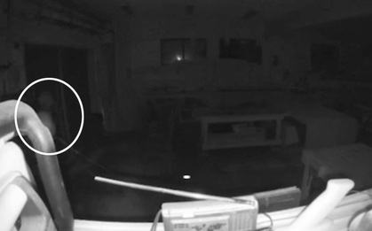 Lắp camera giám sát trong nhà, chàng trai hoang mang khi thấy bóng trắng và âm thanh lạ vào lúc 3h sáng