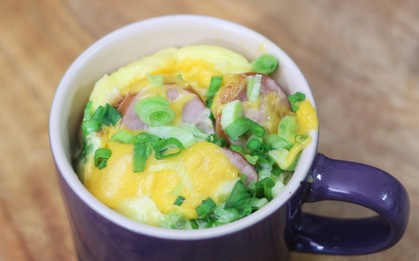 Bánh mì trứng xúc xích nấu trong cốc, nhanh gọn mà lại ngon và đẹp mắt