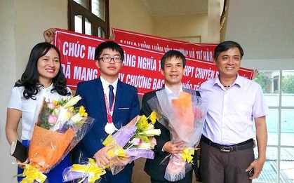 Nhìn trường nhà người ta đây, cả 4 học sinh đi thi Olympic Quốc tế đều đạt HCV - HCB!