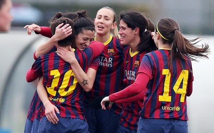 Nữ cầu thủ U16 Barca solo làm bàn từ giữa sân