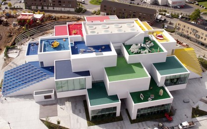 Ghé thăm căn nhà đồ chơi LEGO chóe lọe ngoài đời thực