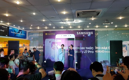 Nhờ đón đầu các thí sinh vừa biết điểm đại học, Galaxy J7 Pro đã có doanh số bán kỷ lục trong ngày ra mắt