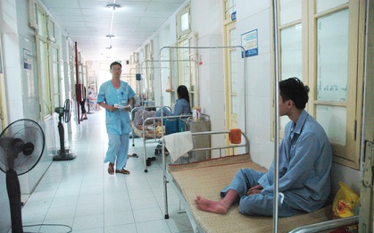 Hà Nội thêm hàng trăm ca sốt xuất huyết mỗi ngày: Vợ chồng cùng nhập viện, con cái phải gửi về quê