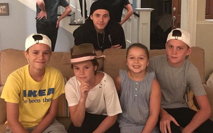 Harper Beckham khoe răng sún đáng yêu bên gia đình tại trường quay phim