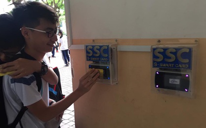 Quên chuyện bùng học đi, trường người ta ở Sài Gòn đã điểm danh bằng thẻ rồi!