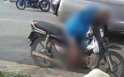 Người đàn ông gục chết trên xe máy ven đường ở Sài Gòn