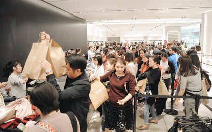 Zara Hà Nội khai trương: Tới trưa khách đông nghịt, ai cũng nô nức mua sắm như đi trẩy hội