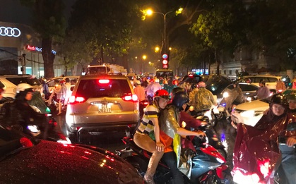 Đèn tín hiệu "vô dụng" trong mưa lớn, hàng trăm phương tiện kẹt cứng ở trung tâm Sài Gòn