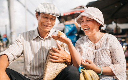 Bố mẹ trong bộ ảnh "25 năm gắn bó cánh đồng" đi thăm con, lại có thêm những khoảnh khắc yêu thương đến cay mũi!