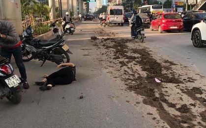 Hà Nội: Bùn đất từ xe tải rơi vãi đầy đường khiến nhiều người trượt ngã
