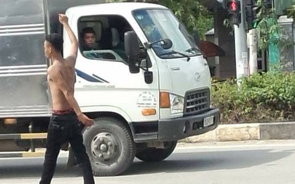 Bình Dương: Thanh niên nghi ngáo đá cầm dao tự rạch bụng giữa đường phố