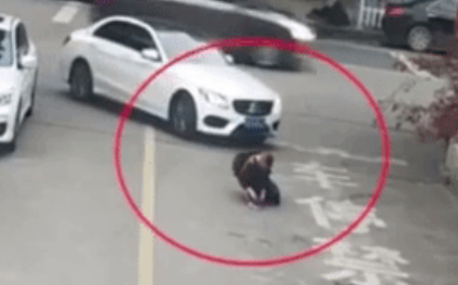 Bị ô tô cán, cậu bé thoát chết thần kỳ nhờ món đồ không ai nghĩ tới